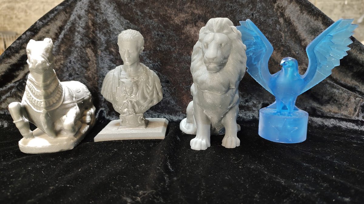 3Dプリントした胸像と動物のフィギュア
